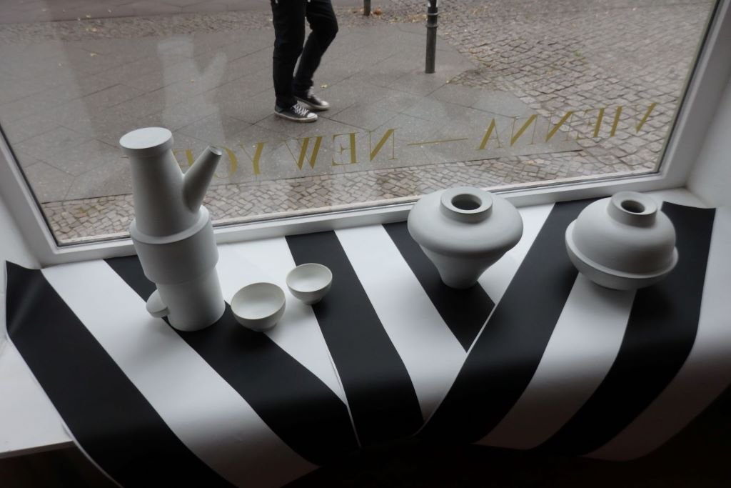 exhibition Black / White new ceramics by Lutz Könecke until November 2021 in Berlin