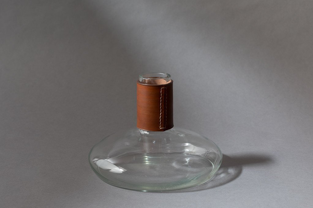Decanter Artes 490, 1950s, Glass, Leather, h: 16cm