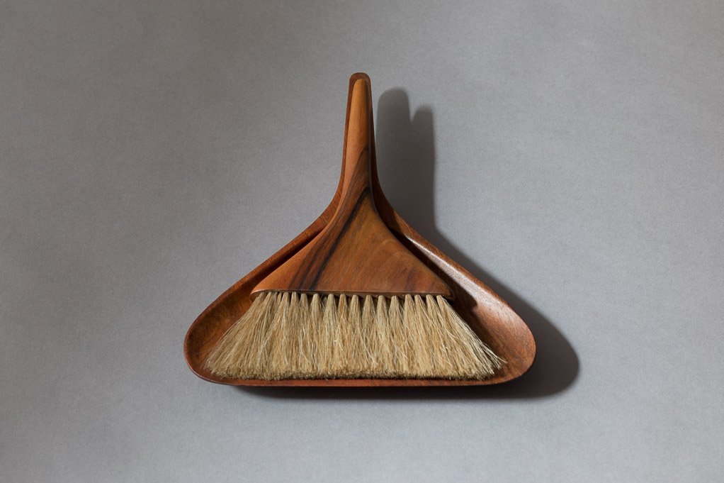 Table Dustpan & Brush 4764, 1946, Turkish Walnut, l: 28cm w: 22cm h: 5cm