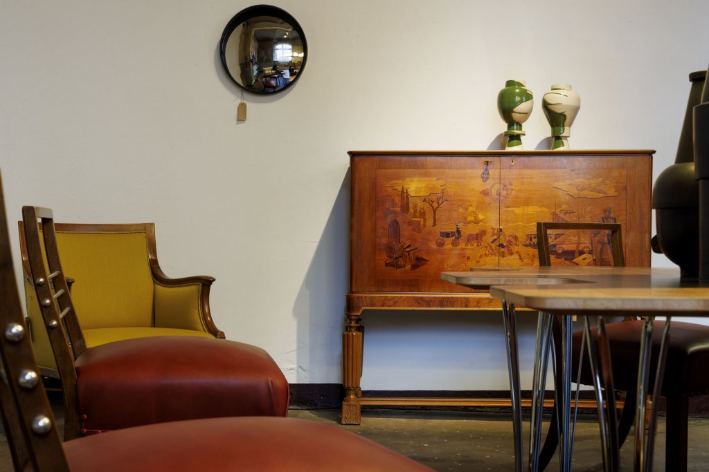 f.l.t.r.: Dining chairs, 1929 by Amand Weiser, Vienna - Armchair, 1930 by Frits Henningsen - Mirror "Romy" by Konrad Friedel + Bar cabinet "Postman" by Eric Matsson, 1944, Mjölby Intarsia