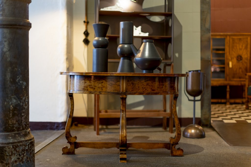 Neo rococo table, walnut, Sweden, 1920, ceramics by Lutz Könecke